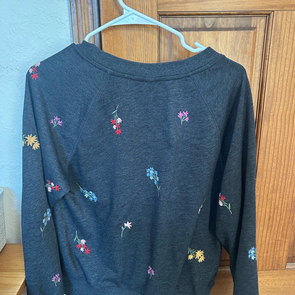 Floral Embroidered Crewneck - Picture 3 of 3